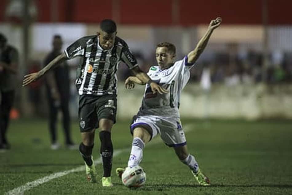 Atlético-MG joga mal, perde para a URT e deixa a liderança do Mineiro