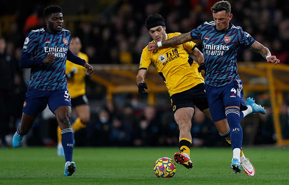 Com gol de Gabriel Magalhães e expulsão curiosa de brasileiro, Arsenal vence os Wolves pelo Inglês