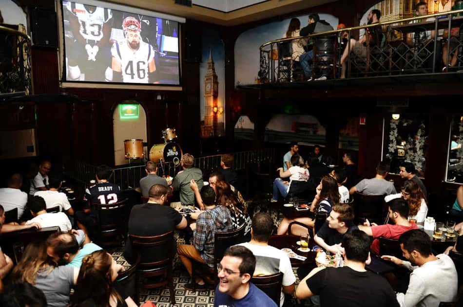 Com promoções e telão, bar em São Paulo transmite Super Bowl LVI neste domingo