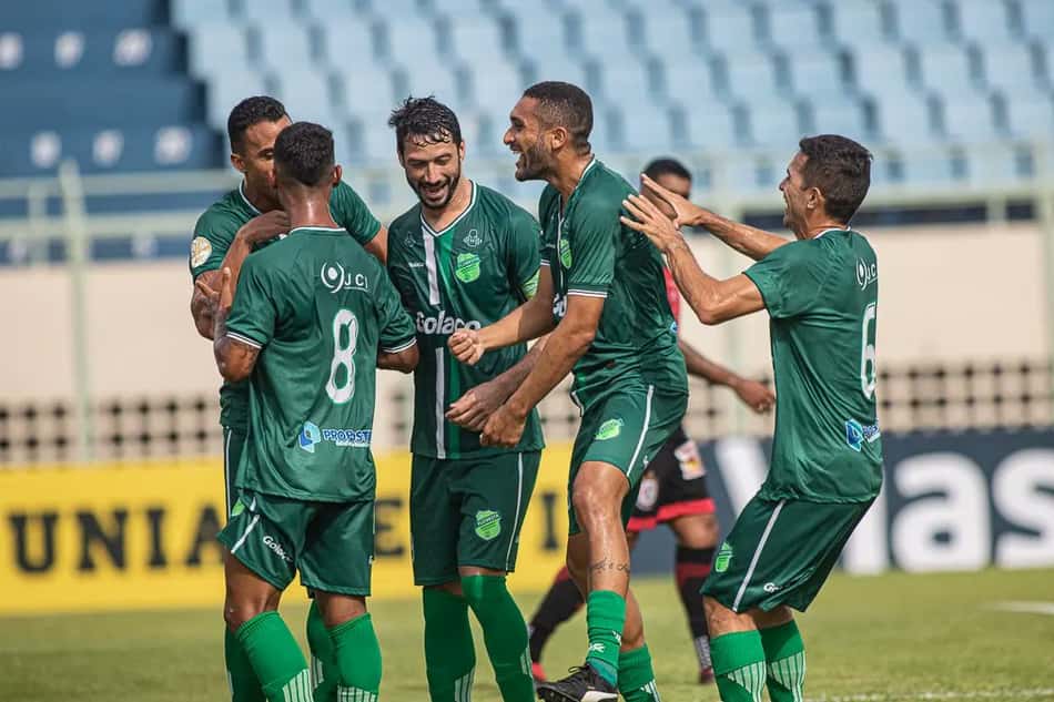 Em jogo de muito gols, Floresta vence o Campinense pela Copa do Nordeste