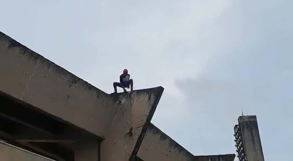 Vídeo: Torcedor vascaíno vestido de Homem-Aranha anda pelas paredes no estádio do Castelão-MA