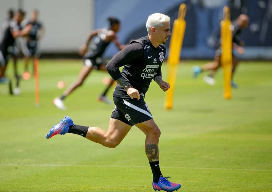 Exame confirma lesão na coxa direita de Fagner, e lateral vira dúvida para a estreia na Libertadores