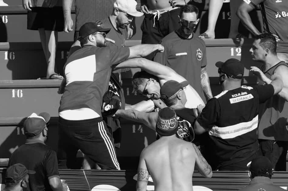 Homem expõe tatuagens neonazistas em estádio do Rio Grande do Sul, gera confusão e acaba expulso