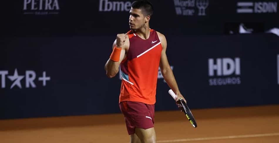 Alcaraz vira com estilo na estreia no Rio Open