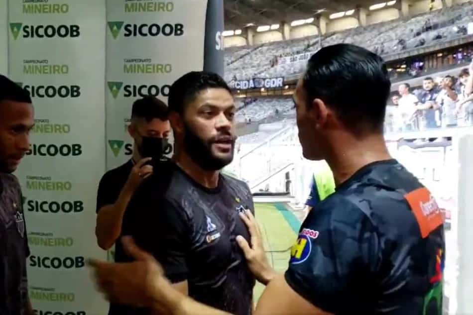 Ricardo Oliveira recebe carinho de ex-companheiros de Atlético no Mineirão