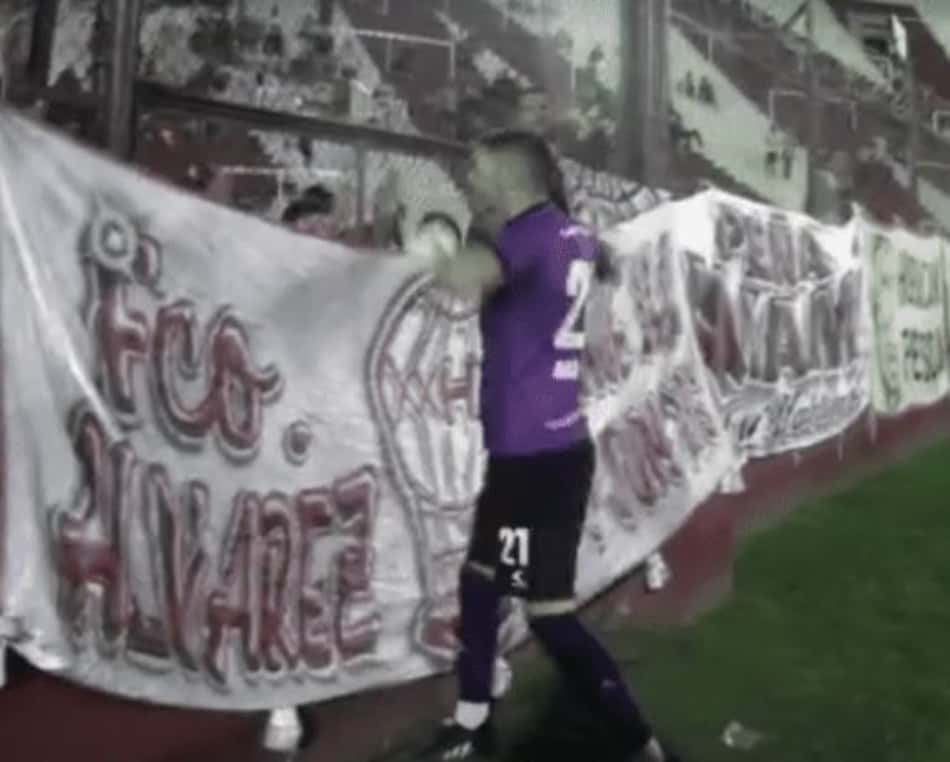 Esquentou! Goleiro se irrita com ofensas e resolve partir para cima de torcida rival