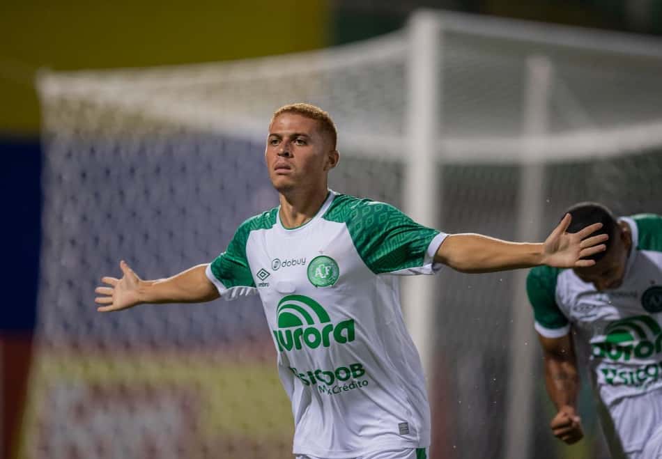 Foguinho completa 50 jogos pela Chapecoense em dois anos no profissional
