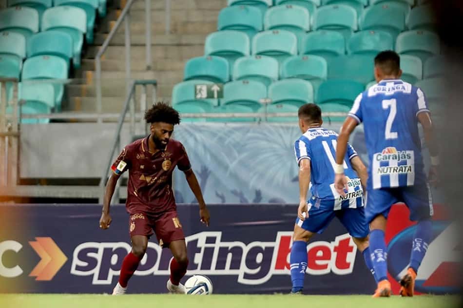 Luiz Henrique é alvo de racismo em Bahia x CSA