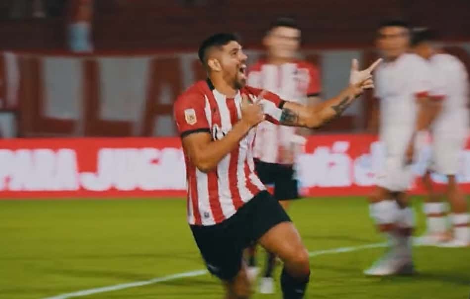 Comemoração de jogador gera polêmica no futebol argentino