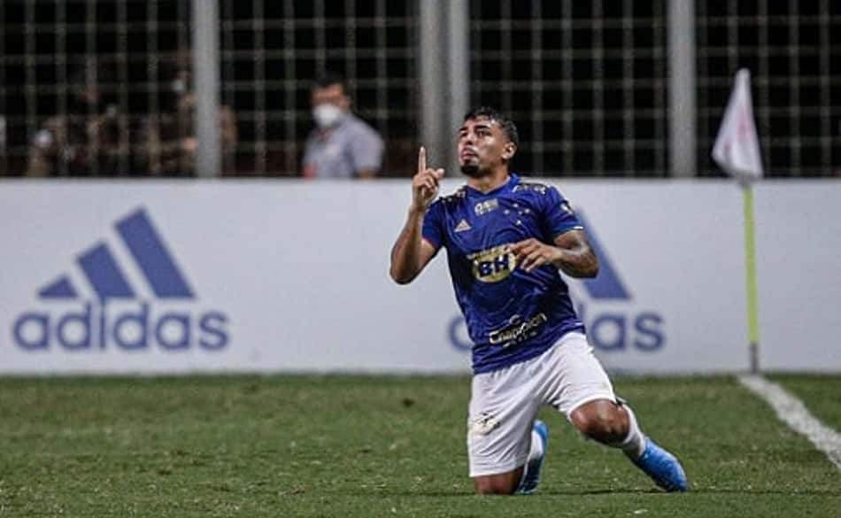 Corinthians aguarda Ronaldo Fenômeno para decidir se buscará lateral