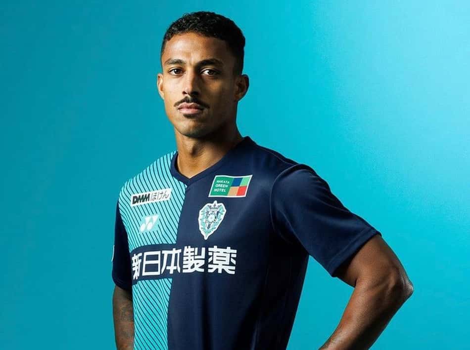 Estrela do Avispa Fukuoka, Lukian mira marca centenária de jogos no Japão e os 50 gols no país