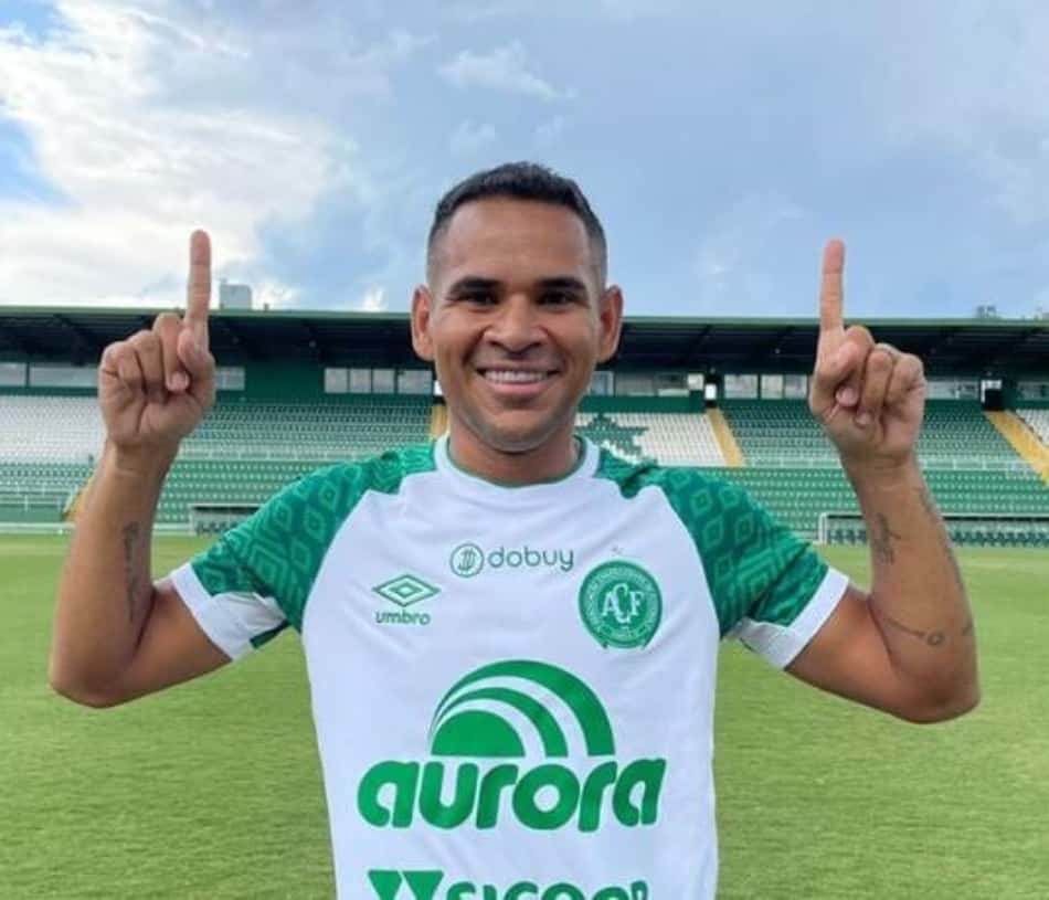 Éderson é oficializado como novo reforço da Chapecoense