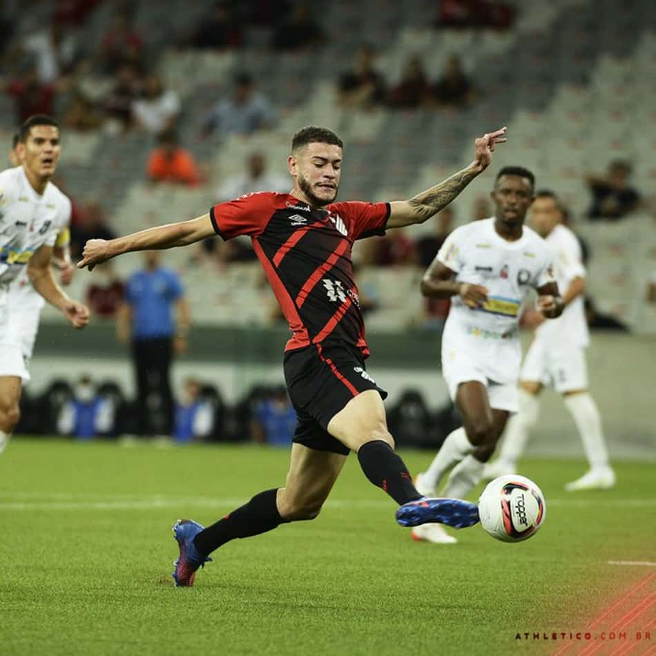 Rômulo faz três e Athletico goleia Cianorte pelo Paranaense