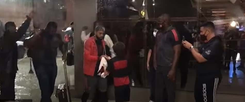 VÍDEO: debaixo de chuva e com festa da torcida; veja como foi a chegada do Flamengo em Cuiabá