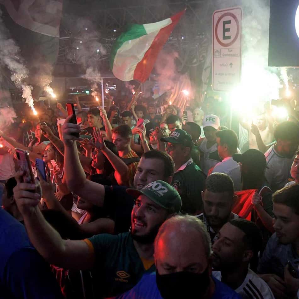 Rumo à Libertadores! Torcida do Fluminense apoia elenco no aeroporto antes de embarque para a Colômbia