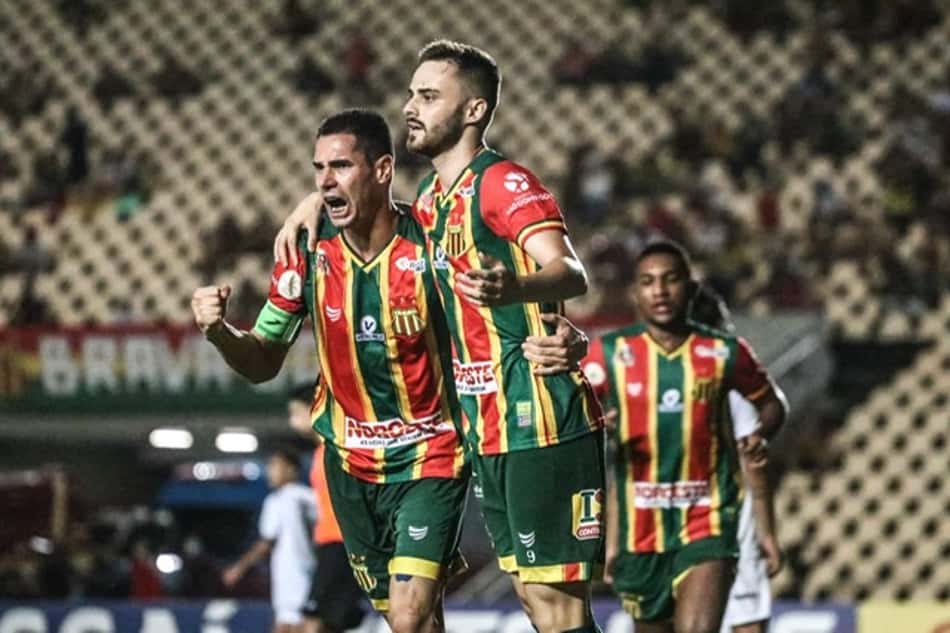 Com doblete de Gabriel Poveda, Sampaio Corrêa vence Floresta pela Copa do Nordeste