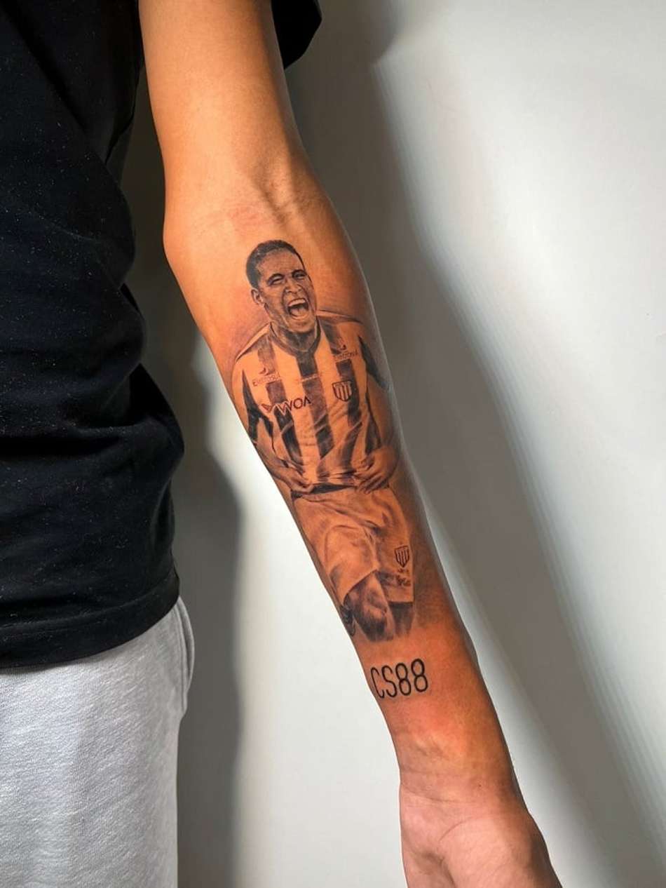 Cléber Santana é eternizado em tatuagem no braço do filho