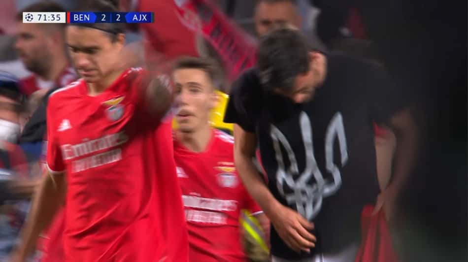 Atacante do Benfica marca e comemora com camisa em homenagem ao exército da Ucrânia