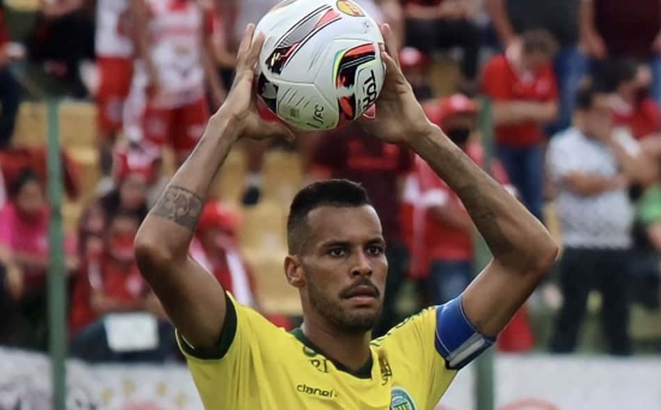 Líder de assistências do Gauchão, Gedeílson celebra boa fase com a camisa do Ypiranga