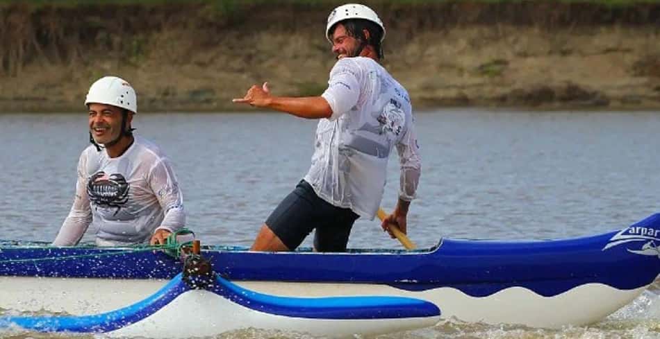 Niteroienses e paraense surfam onda da Pororoca com canoa polinésia