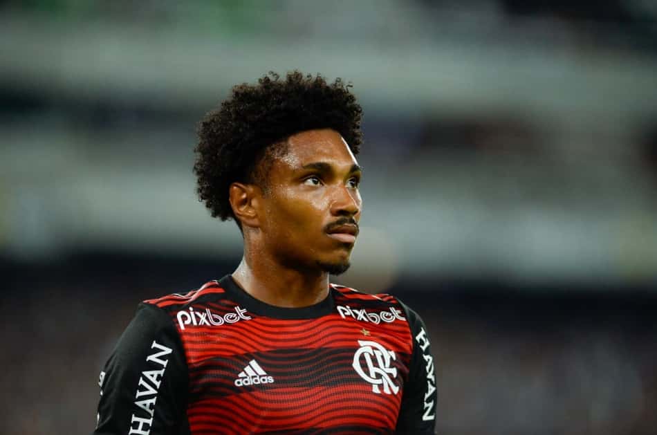 Vitinho deixa o Flamengo e acerta com clube da Arábia Saudita