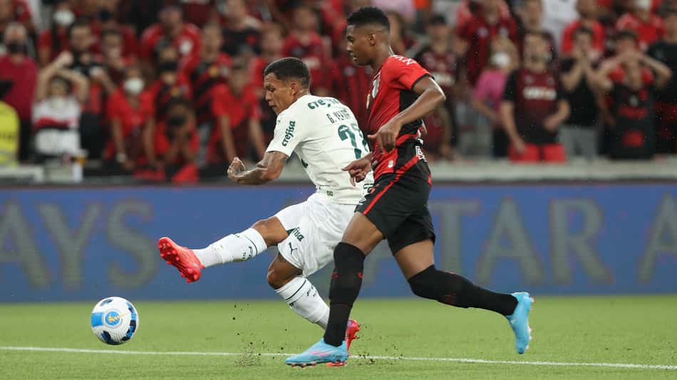 Gabriel Verón criou boa chance mas finalizou para fora