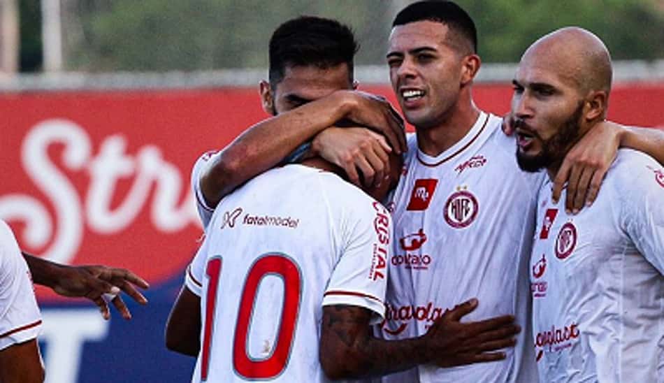 Em Tubarão, Hercílio Luz vence a Chape e vai à liderança do Catarinense