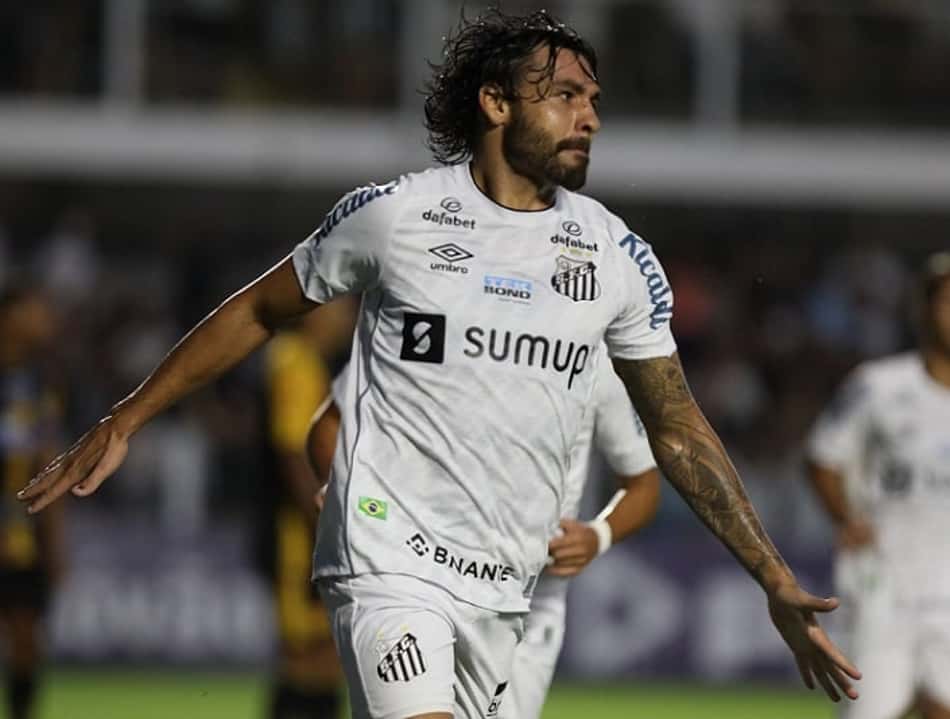 Melhor em campo, Goulart rebate críticas e comemora vitória do Santos