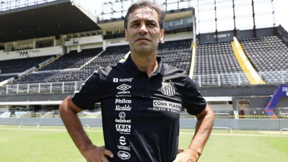 Fabián Bustos visita a Vila Belmiro e encontra presidente do Santos