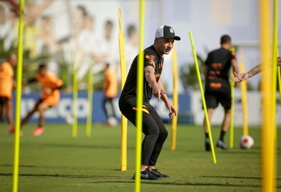 Com garotos da base, Vítor Pereira comanda seu 1º treino no Corinthians; veja como foi a atividade