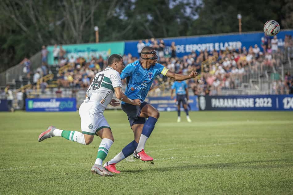 Goleiro do Coritiba falha, Azuriz vence o jogo e ainda sonha com classificação