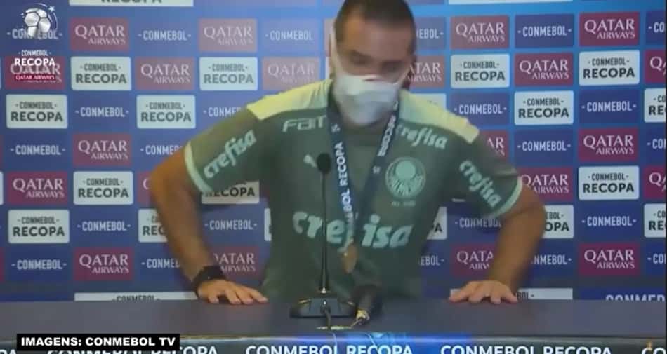 João Martins, auxiliar do Palmeiras, no momento em que percebeu que levaria um banho na coletiva