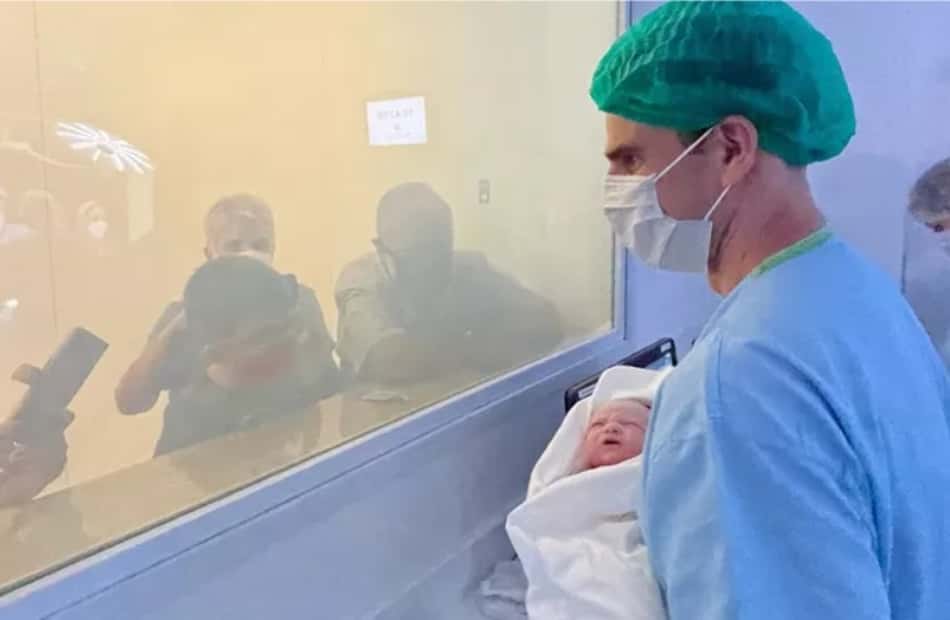 Após perder um filho em tragédia, repórter da ESPN celebra nascimento de caçula: 'E assim vamos seguindo'