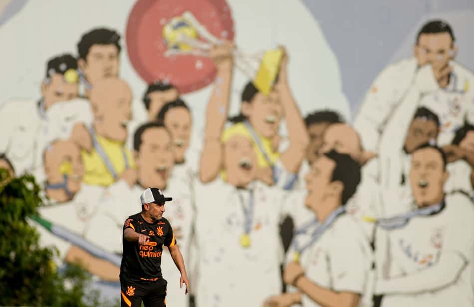 De olho na Libertadores, Vítor Pereira promove treino de posicionamento no Corinthians