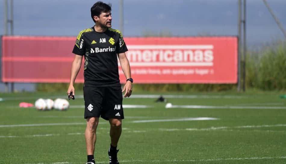 Alexander Medina começa a montar o Internacional para encarar o Grêmio
