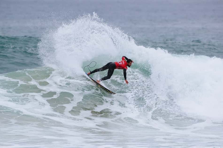 Campeão mundial de surfe foge de tubarão em Fernando de Noronha