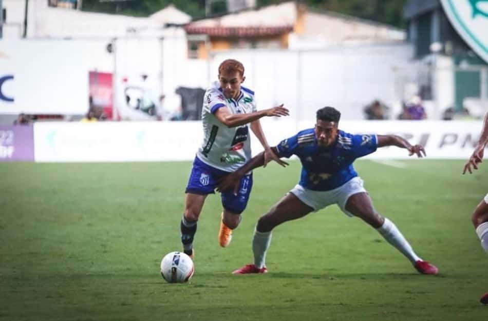 Chapecoense oficializa proposta para contratar o meia Clésio Cebolinha