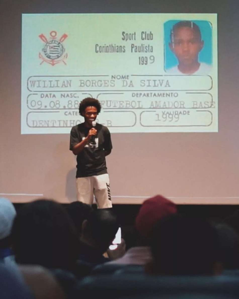 Willian se emociona ao falar com jovens atletas do Corinthians e familiares: 'Passa um filme'