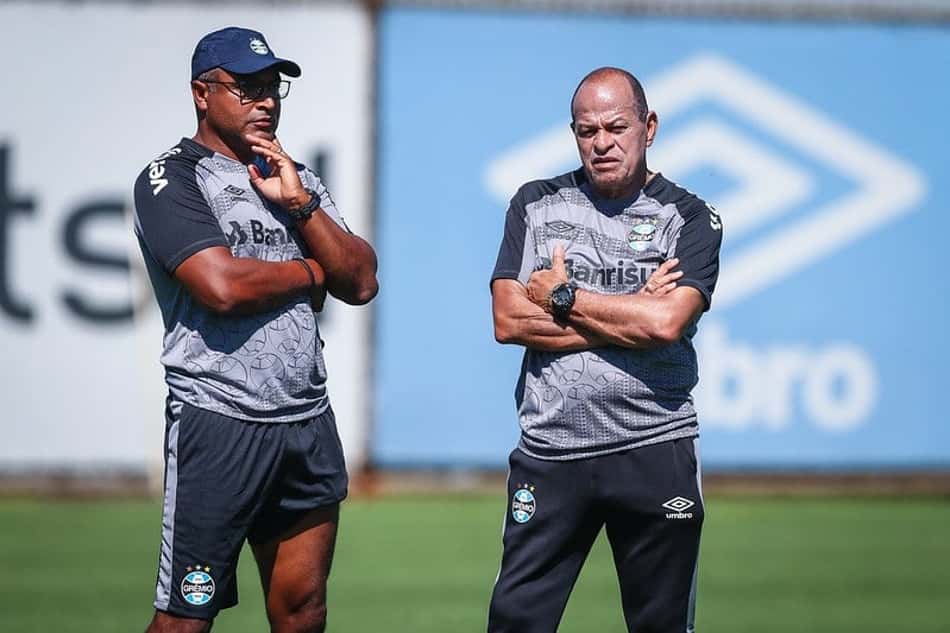LANCE! Rápido: Desfalque no Grêmio, final da Liga Europa, Guarani anuncia novo técnico e mais!