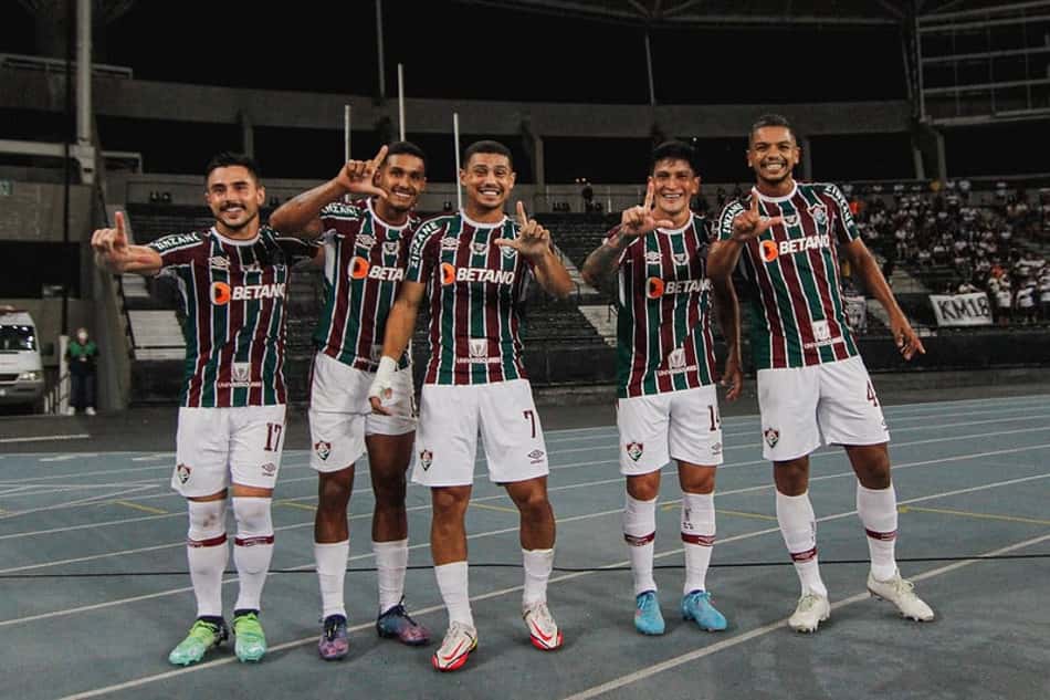 Sintonia perfeita: Fluminense é regido pela torcida em noite de apoio a Fábio e festa na Libertadores
