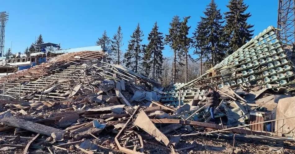 Bombardeio russo destrói estádio na cidade de Chernihiv, na Ucrânia; veja imagens