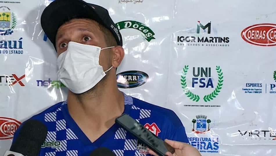 Após gol, meia se emociona ao falar de morte da mãe: 'Perdi a pessoa mais importante da minha vida'