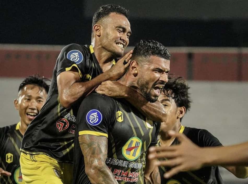 Após golaço de falta, Renan Alves busca afastar Barito Putera da zona de rebaixamento na Indonésia