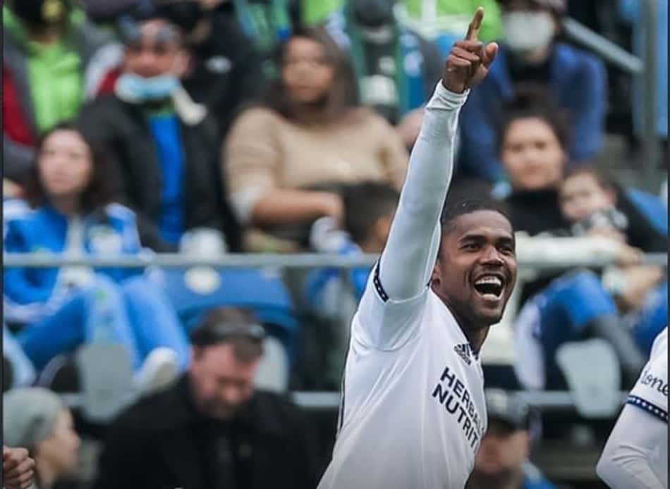 Esposa de Douglas Costa zoa carro de luxo do jogador: 'Velho e mafioso'