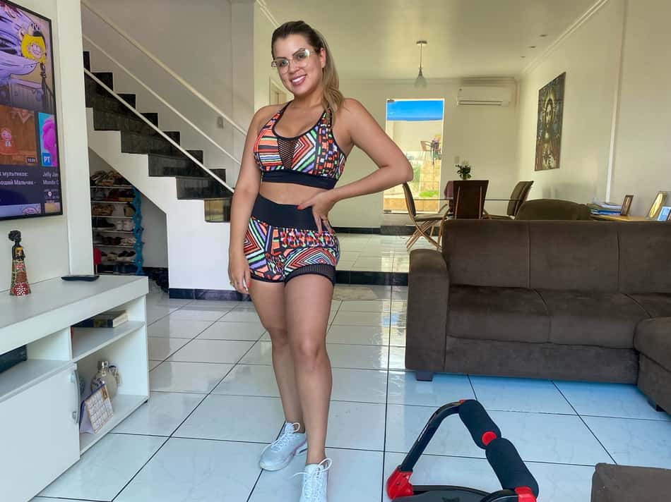 Influenciadora Lari Carim destaca benefícios da musculação para uma vida saudável