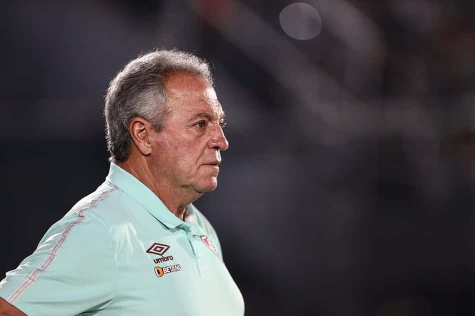 Abel Braga critica arbitragem 'lamentável' em eliminação do Fluminense e diz: 'Estamos desolados'
