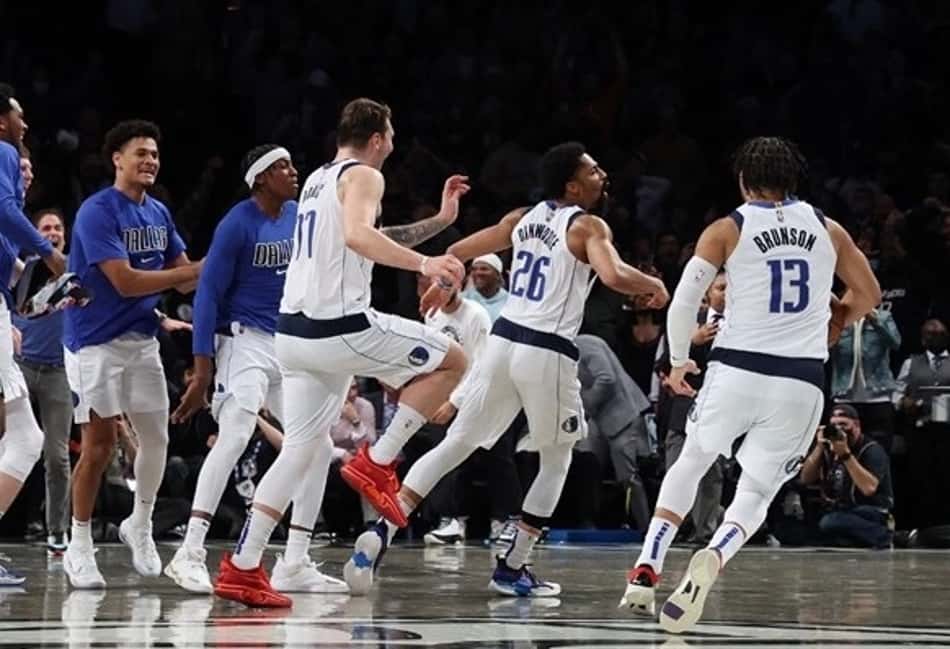 Mavericks derruba Nets com cesta de Dinwiddie no último segundo