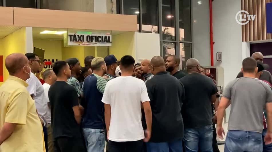 VÍDEO: Felipe Melo é cercado por torcedores do Fluminense e tem discussão acalorada em desembarque