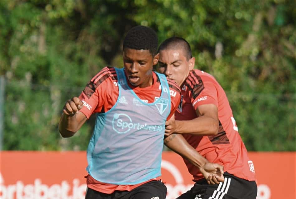 Sub-20 e profissional do São Paulo treinam juntos em CT da Barra Funda
