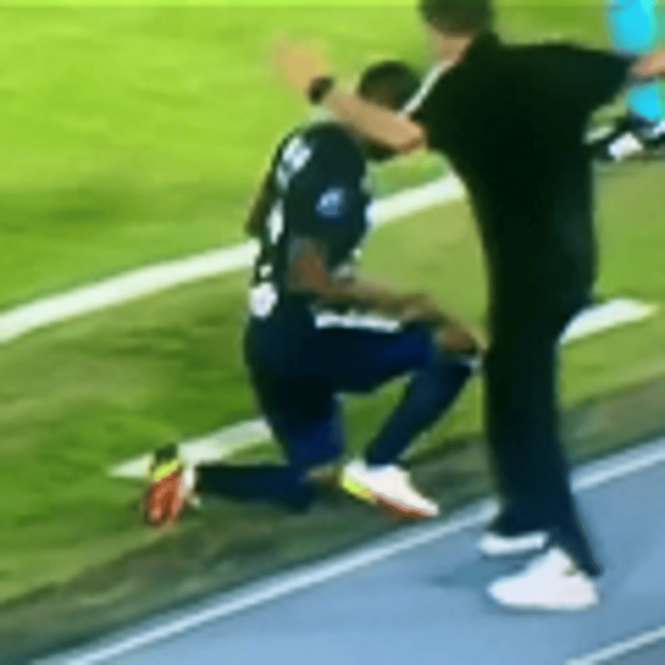 Lamentável! Treinador Juan Carlos Osório agride jogador durante partida da Copa Sul-Americana